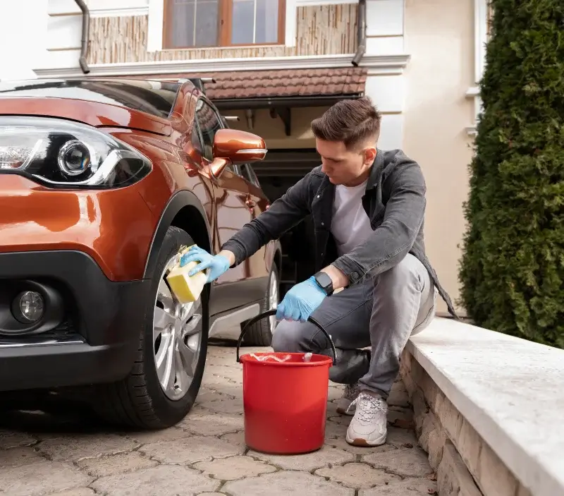 Lavage auto à domicile Le Busseau : professionnel intervenant sur un véhicule